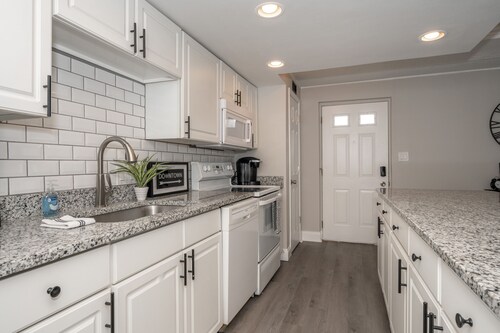 ⚪️ Without Color ⚫️ | Stylish Hilltop | Min to Downtown