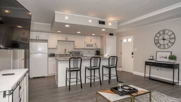 Køleskab, mikrobølgeovn, ovn, kogeplade