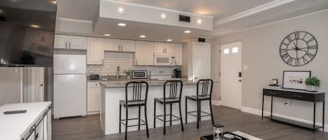 Réfrigérateur, micro-ondes, four, plaque de cuisson