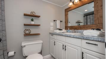 Kombination af bruser/badekar, hårtørrer, håndklæder, Sæbe