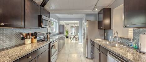 Réfrigérateur, four à micro-ondes, un four, surface de cuisson