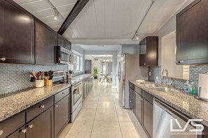 Fridge, microwave, oven, stovetop - LVS Casa DelMar- Outdoor Oasis & Heated Pool 5 Min 2 Beach (Fort Lauderdale)