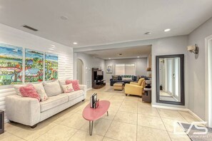 Smart TV, books - LVS Casa DelMar- Outdoor Oasis & Heated Pool 5 Min 2 Beach (Fort Lauderdale)