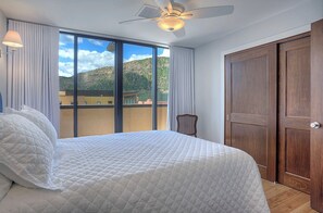 3 bedrooms, WiFi, bed sheets, wheelchair access - Downtown Penthouse Condo (Durango)