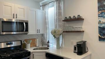 Een koelkast, een magnetron, een oven, een kookplaat