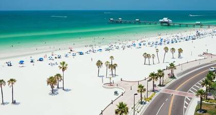 Steps to dwnt/7min to beach/queen bed/Free parking