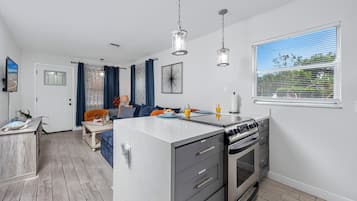 Een koelkast, een microgolfoven, een oven, een kookplaat