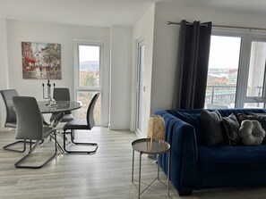 Apartamento Deluxe, baño privado | Salón