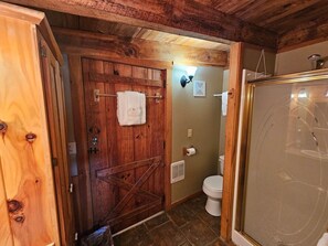 Baignoire, séchoir à cheveux, serviettes fournies