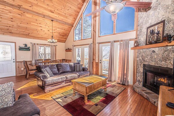 Télévision, cheminée