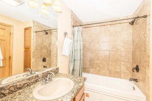 Bañera, bañera de hidromasaje, secador de pelo y toallas