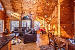 Fernseher, Kamin, DVD-Player