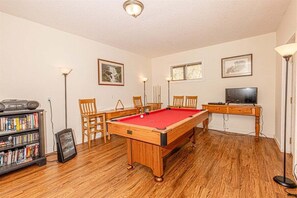 Games room - Experience the serene beauty of Bryson City at Paradise Valley Lodge (Bryson City)