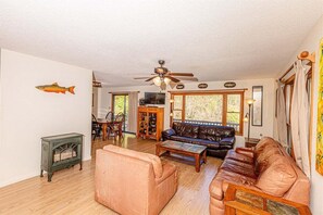 Smart TV, fireplace, DVD player, table football
