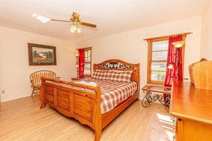 3 slaapkamers, een strijkplank/strijkijzer, gratis wifi, beddengoed