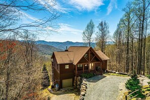Exterior - Serenity Comes with a View — Welcome to “Peace of the Mountain” (Bryson City)