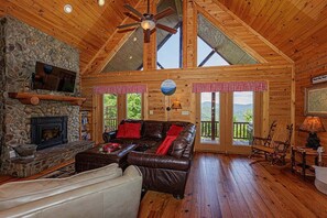 Smart-TV, Kamin, DVD-Player, Bücher