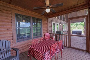 Outdoor dining - Serenity Comes with a View — Welcome to “Peace of the Mountain” (Bryson City)