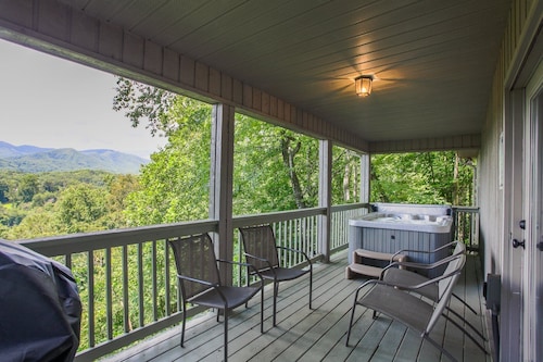 Experience comfort at Big Oaks Pointe, a charming 2-bedroom retreat.