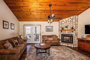 TV, fireplace - Experience comfort at Big Oaks Pointe, a charming 2-bedroom retreat. (Bryson City)