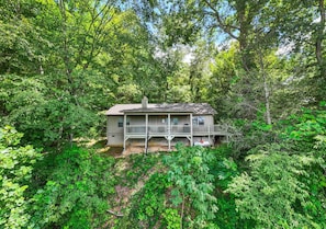 Exterior - Experience comfort at Big Oaks Pointe, a charming 2-bedroom retreat. (Bryson City)