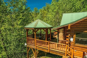 Terrace/patio - Shooting Star Ridge: A cozy 2-bedroom cabin in Whittier, NC (Whittier)