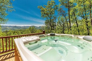 Outdoor spa tub - Shooting Star Ridge: A cozy 2-bedroom cabin in Whittier, NC (Whittier)