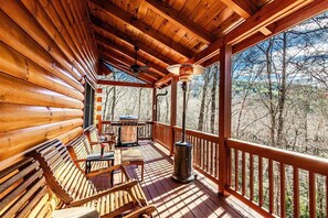 Terrace/patio - Experience the serene beauty of Bryson City in 'The Scratching Post' (Bryson City)