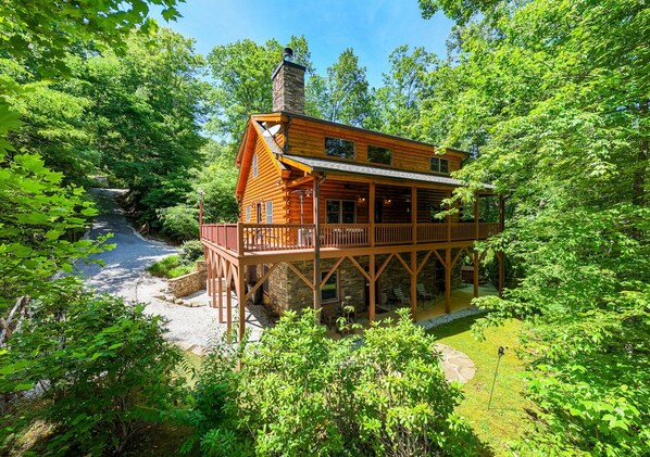 Exterior - Experience the serene beauty of Bryson City in 'The Scratching Post' (Bryson City)