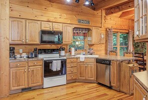 Enjoy cooking and dining in this well-equipped kitchen with an oven, microwave, and dishwasher.