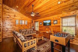 Smart-TV, Kamin, DVD-Player, Tischfußball