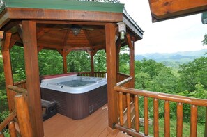 Outdoor spa tub - Cherokee Ridge Retreat (Whittier)