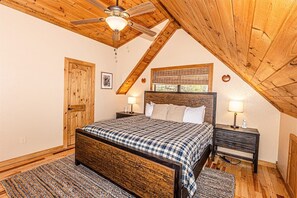 2 bedrooms, free WiFi, bed sheets - Experience serene forest views at the Mountain Loft (Bryson City)