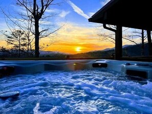 Outdoor spa tub - Experience breathtaking mountain views at Sunset Vista (Bryson City)