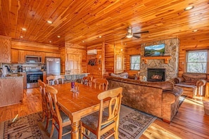 Interior - A Treehouse View Over Lake Fontana (Bryson City)