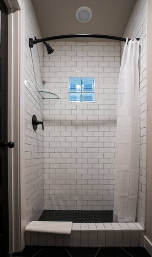 Een haardroger, handdoeken