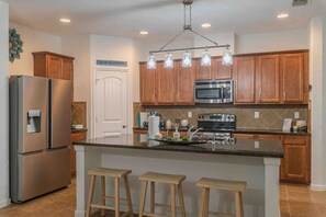 Frigorífic, microones, forn i placa de cuina 