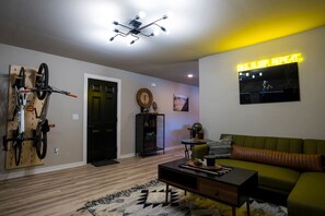Smart TV, fireplace, stereo, offices - The Bike Inn #8, Boujee Bike Suite (Bentonville)