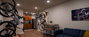 The Bike Inn #9, Razorback Greenway Cottage Double