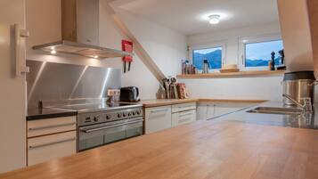 Fridge, oven, dishwasher, coffee/tea maker