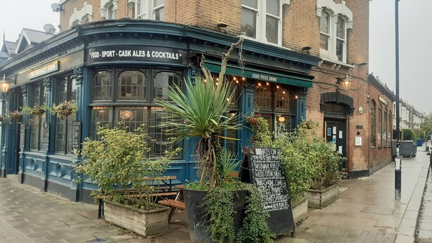 Un pub appelé « The Waverley Arms » dont l’enseigne annonce qu’on y sert des plats, qu’on y diffuse des événements sportifs, qu’on y propose des bières en fût et des cocktails.