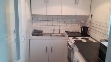 Apartment, Multiple Beds | Private kitchen | Fridge, microwave, oven, stovetop