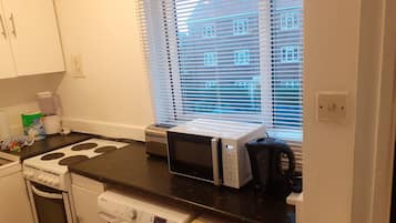 Apartment, Multiple Beds | Private kitchen | Fridge, microwave, oven, stovetop