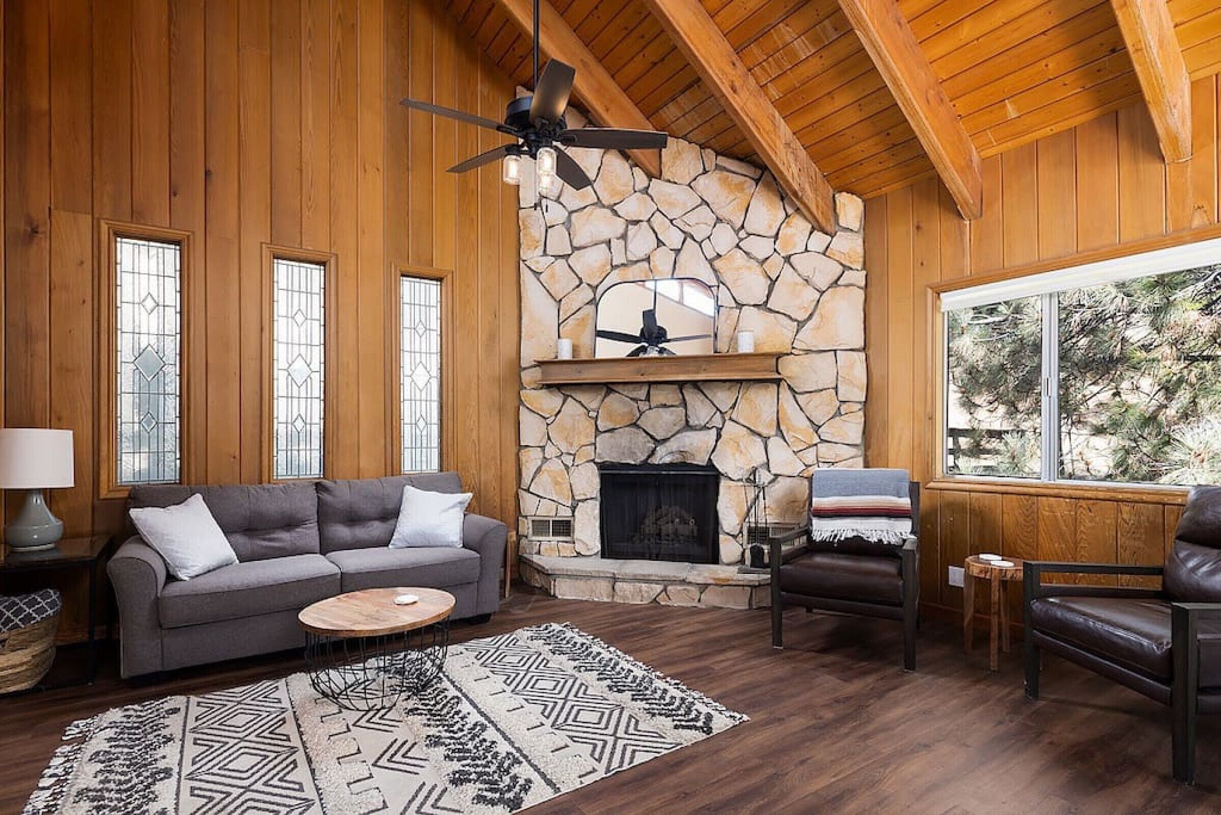 Fernseher, Kamin, Bücher, Stereoanlage