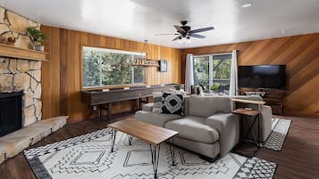 Televisión, chimenea, libros y estéreo