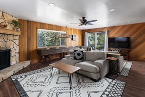 Fernseher, Kamin, Bücher, Stereoanlage