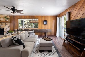 Televisión, chimenea, libros y estéreo 