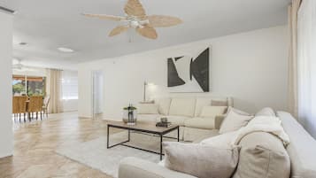 Una Smart TV, libros, una oficina