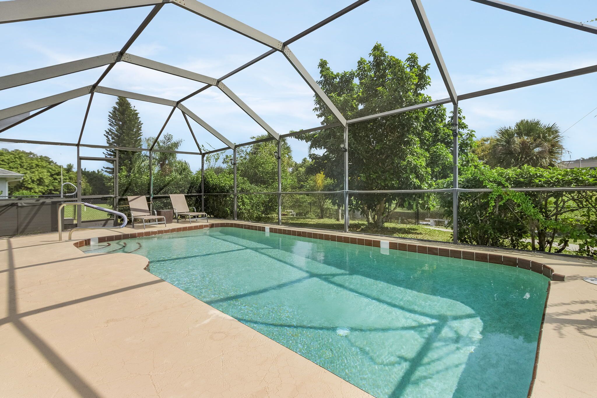 Una piscina al aire libre, una piscina climatizada