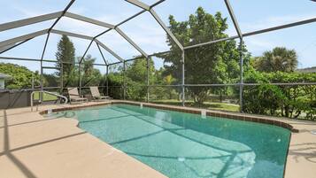 Una piscina al aire libre, una piscina climatizada